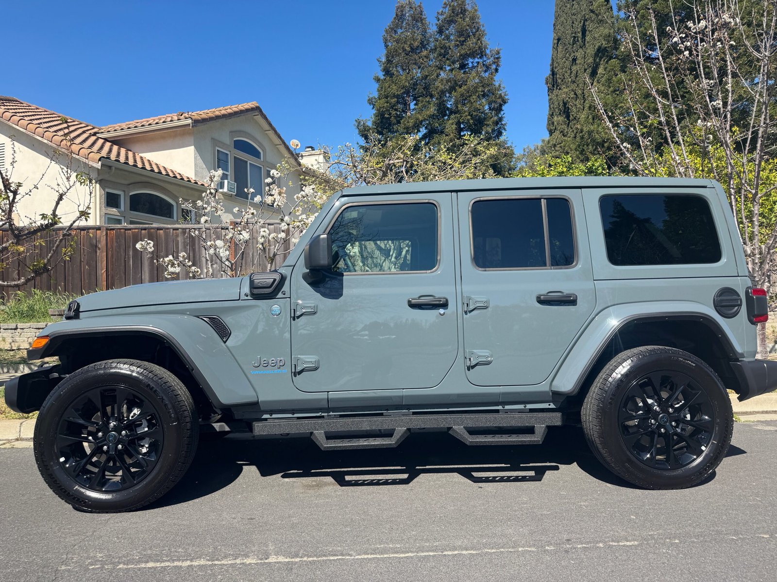 2025 Jeep Wrangler 4XE Sahara Sky Top