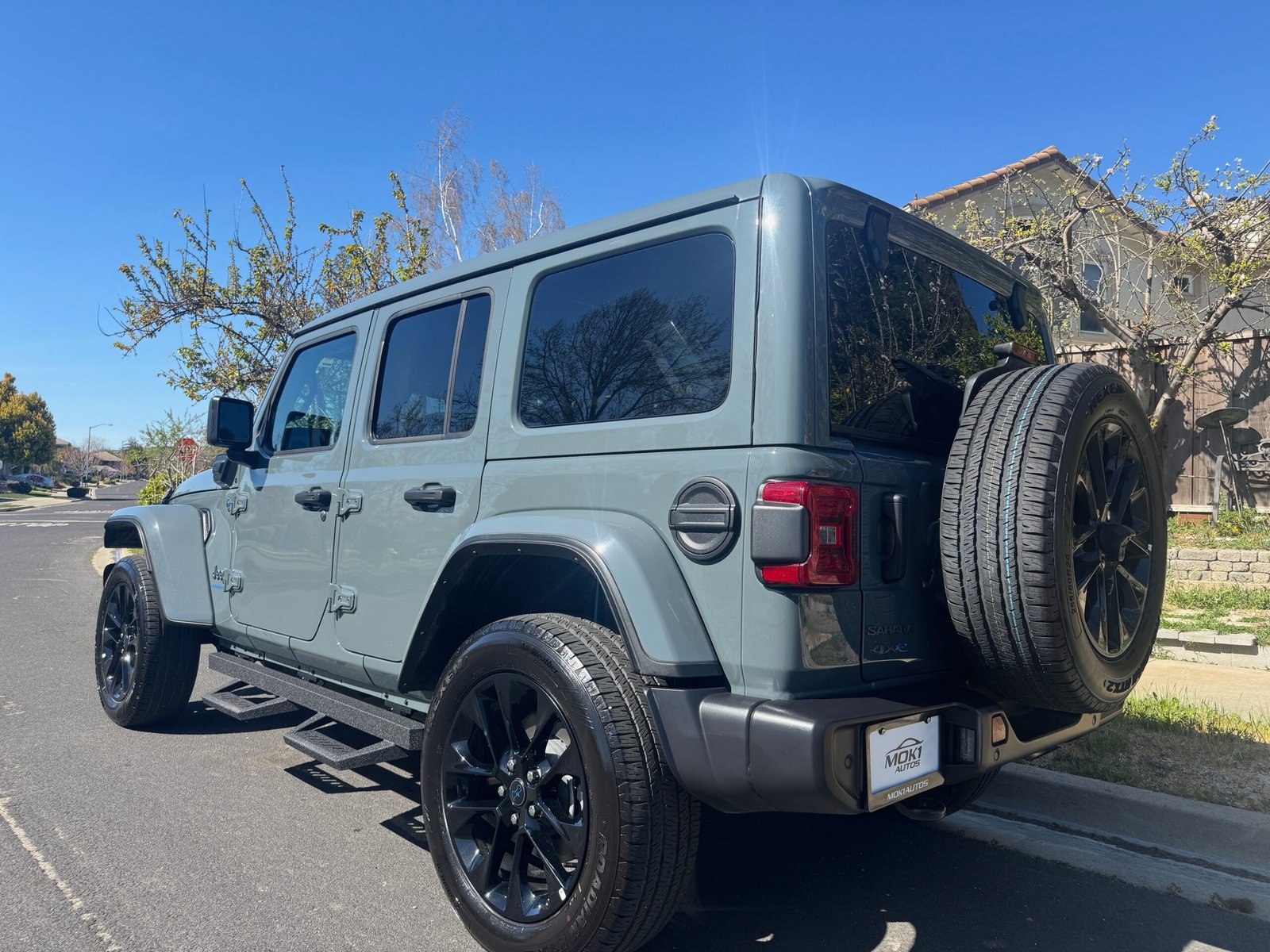 2025 Jeep Wrangler 4XE Sahara Sky Top