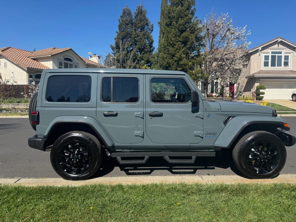 2025 Jeep Wrangler 4XE Sahara Sky Top