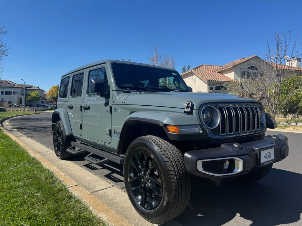 2025 Jeep Wrangler 4XE Sahara Sky Top