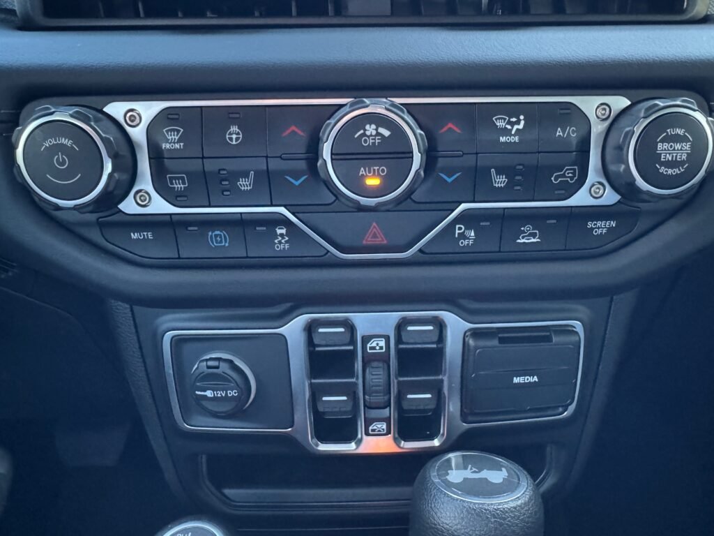 2025 Jeep Wrangler 4XE Sahara Sky Top