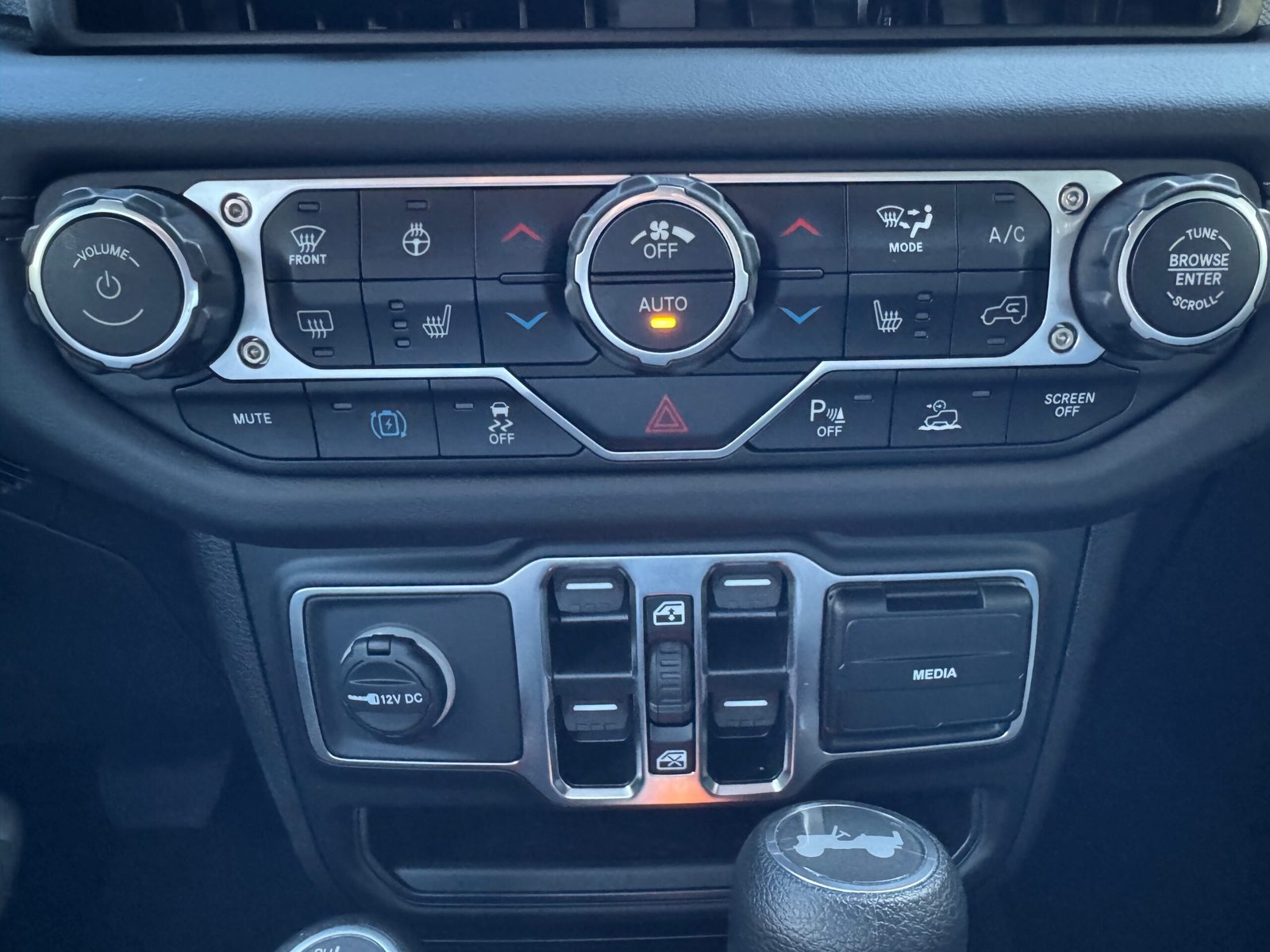 2025 Jeep Wrangler 4XE Sahara Sky Top